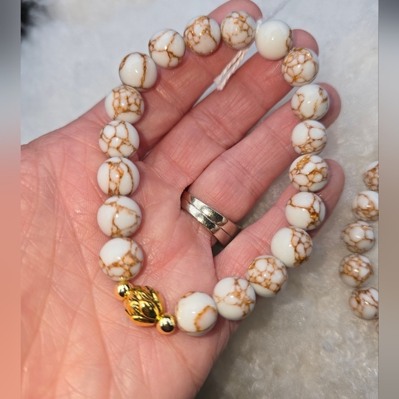 10mm Gold And White Howlite Bracet - Picture 5 of 12
